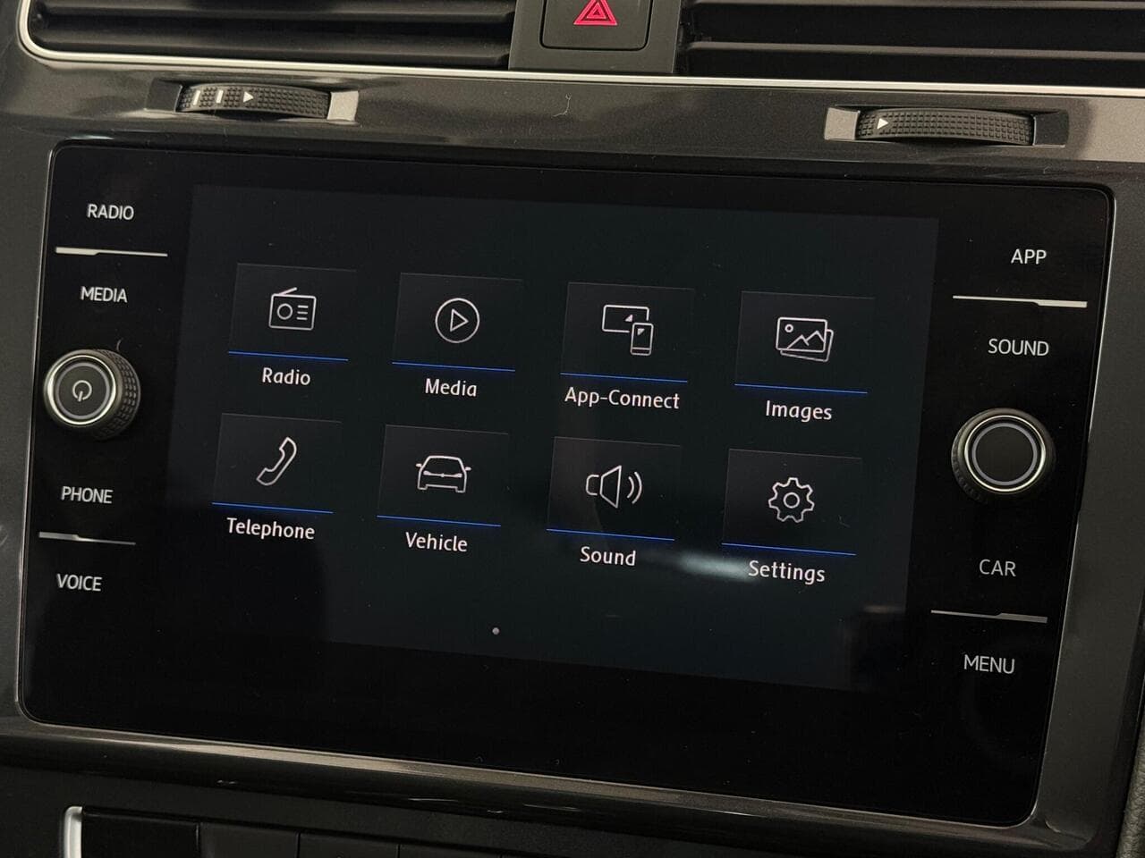 Volkswagen Golf thumbnail Infotainment System