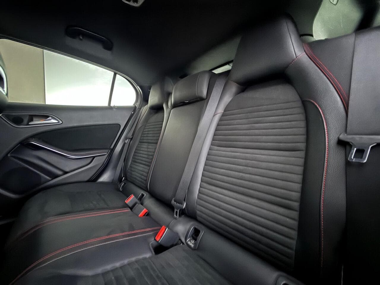 Mercedes-Benz GLA thumbnail Seats Rear