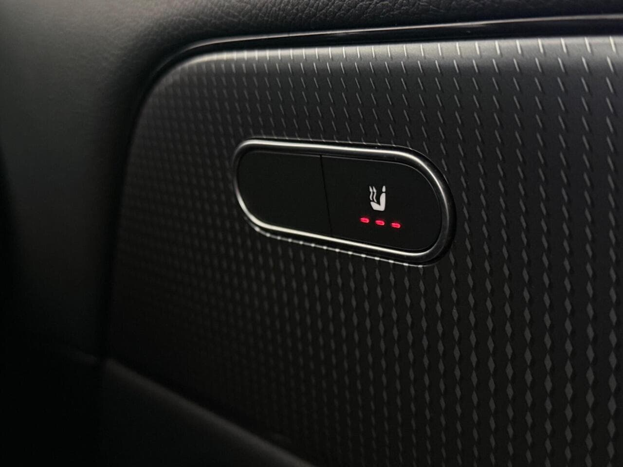 Mercedes-Benz GLA thumbnail Misc Controls