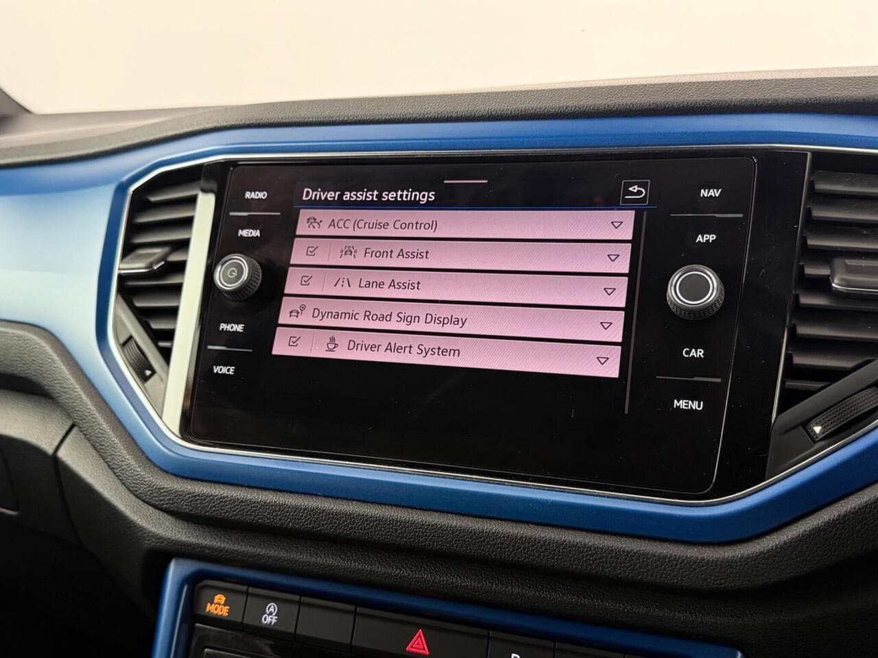 Volkswagen T-Roc thumbnail Infotainment System