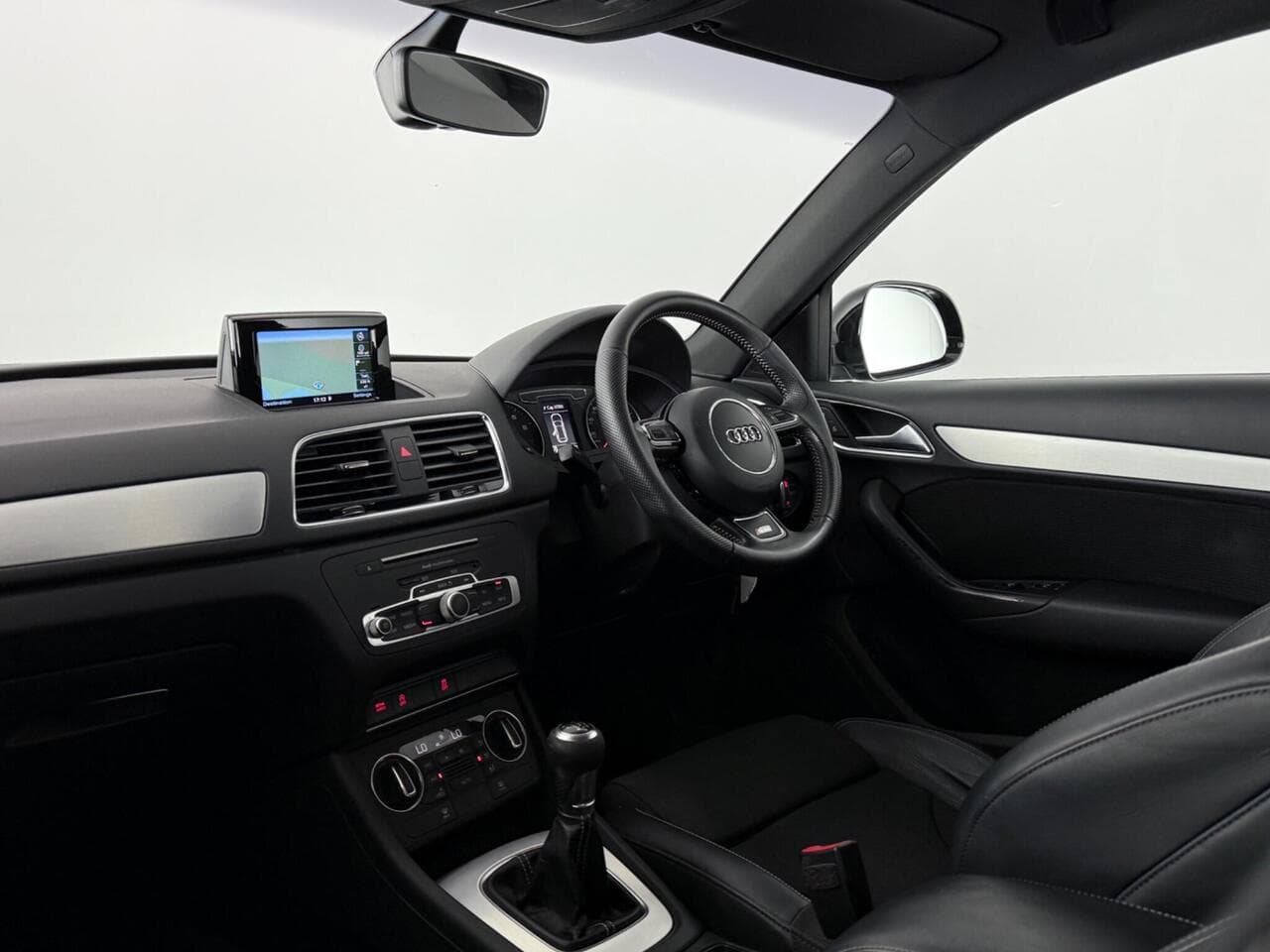 Audi Q3 thumbnail Interior Front