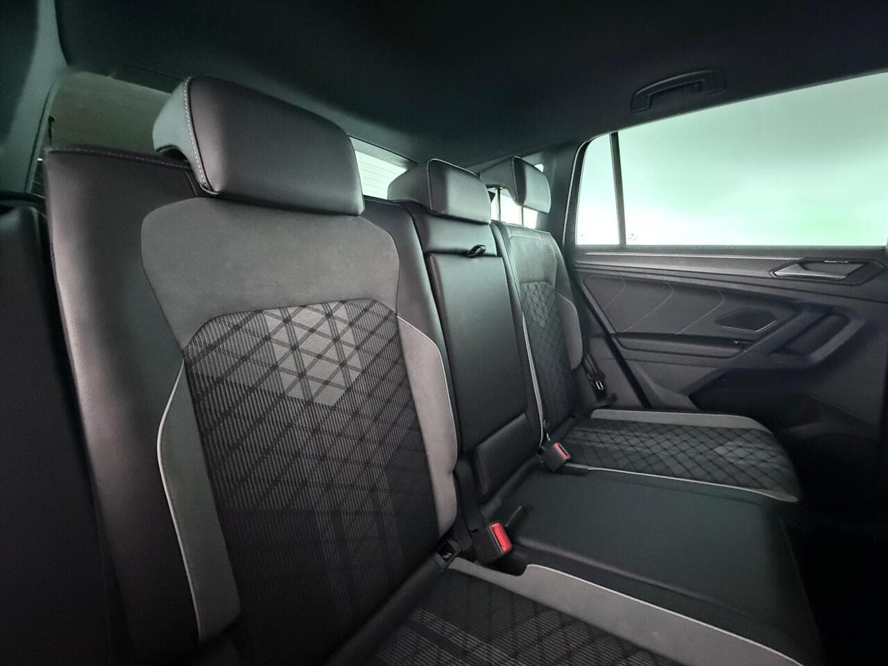 Volkswagen Tiguan thumbnail Seats Rear