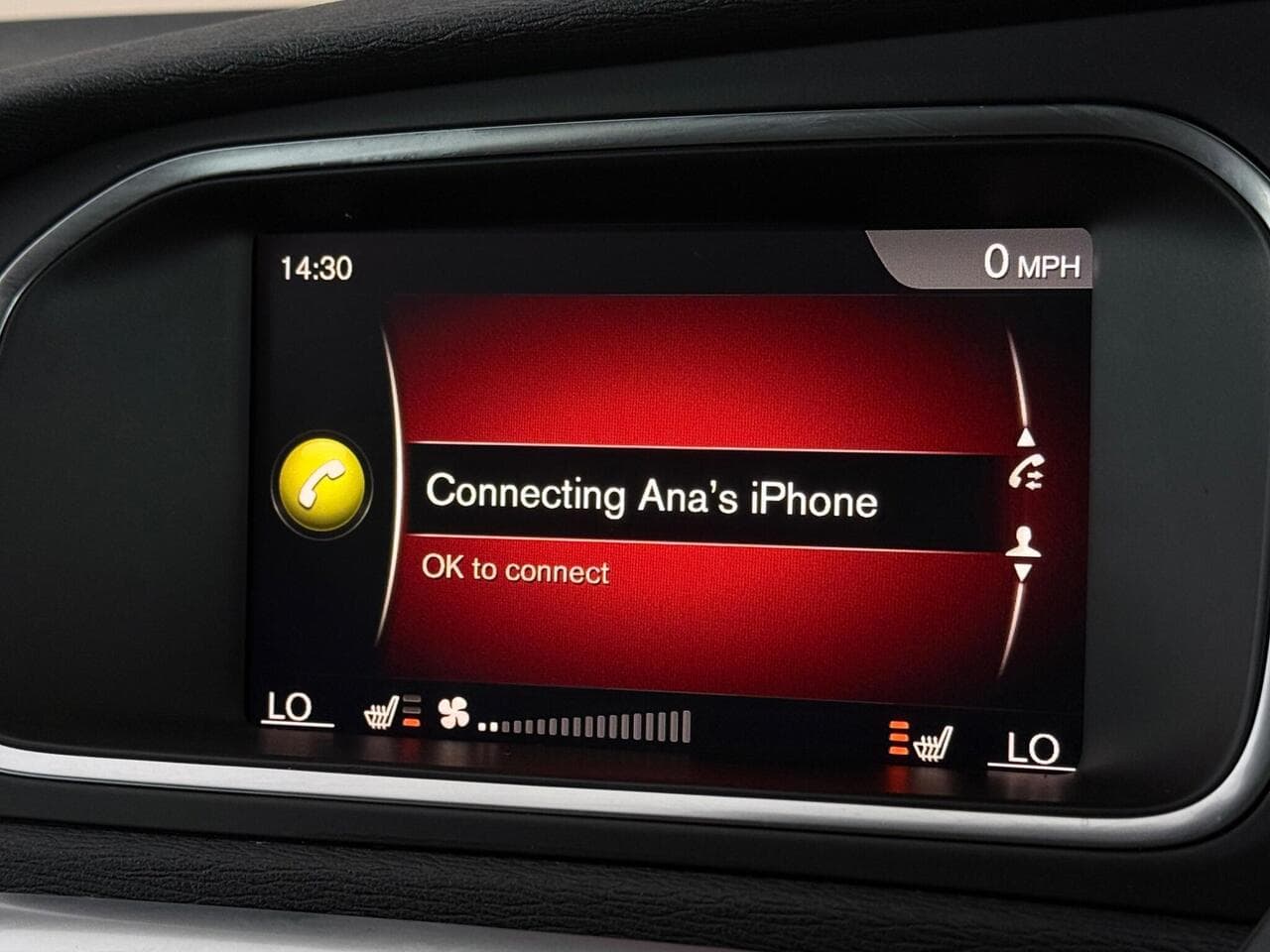 Volvo V40 Cross Country thumbnail Infotainment System