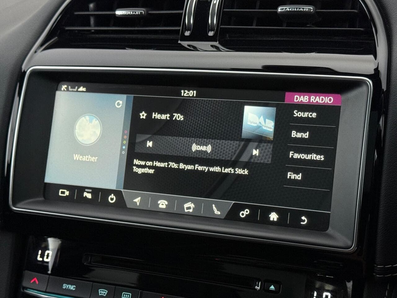 Jaguar F-PACE thumbnail Infotainment System