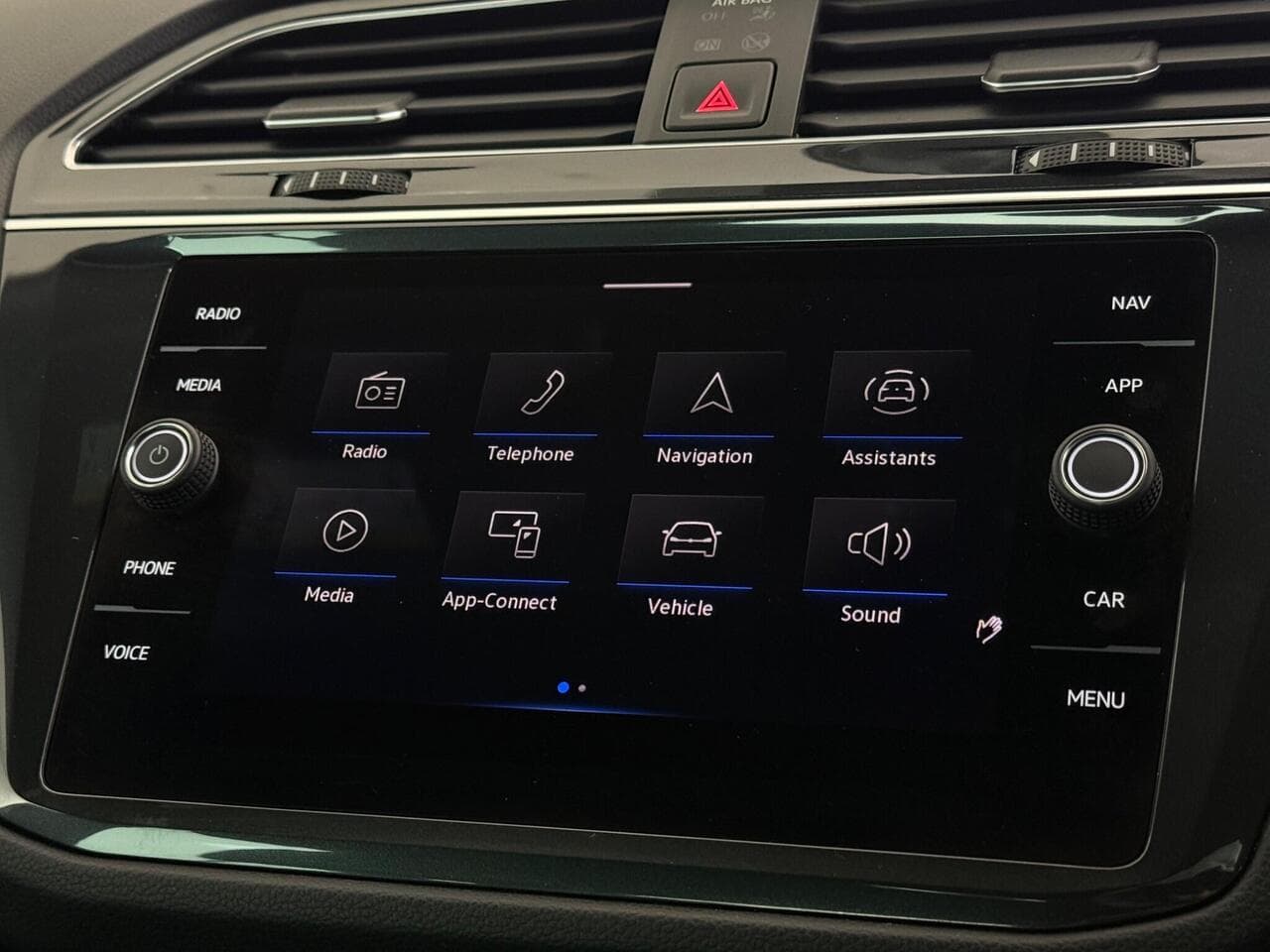 Volkswagen Tiguan thumbnail Infotainment System