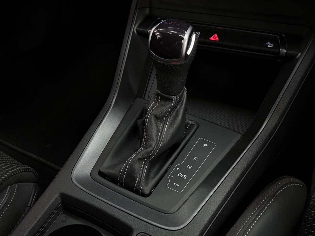 Audi Q3 thumbnail Interior Front