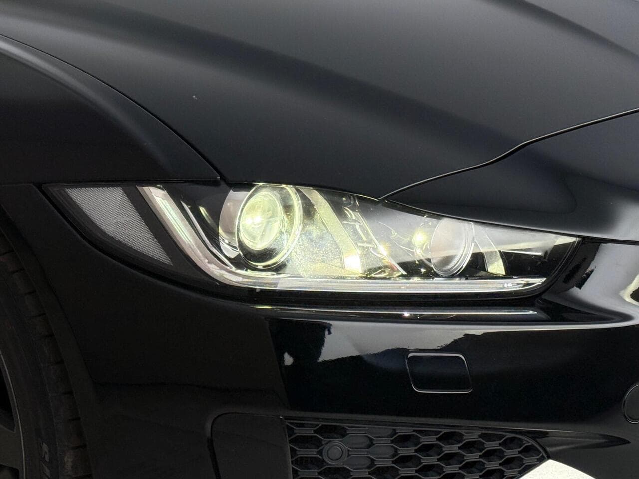 Jaguar XE thumbnail Lights Front