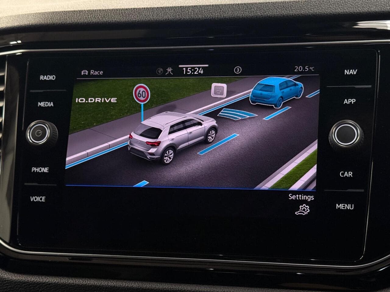 Volkswagen T-Roc thumbnail Infotainment System
