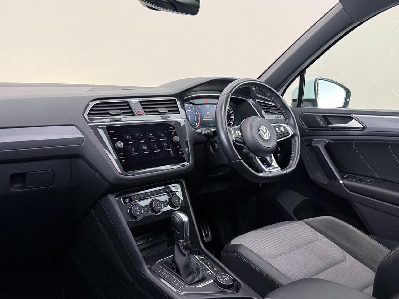 Volkswagen Tiguan thumbnail Interior Front