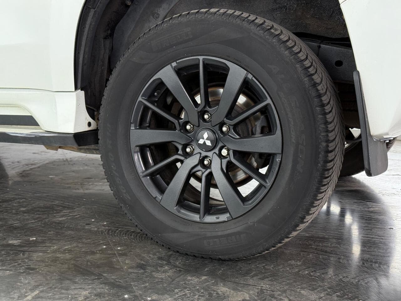 Mitsubishi Shogun Sport thumbnail Wheel