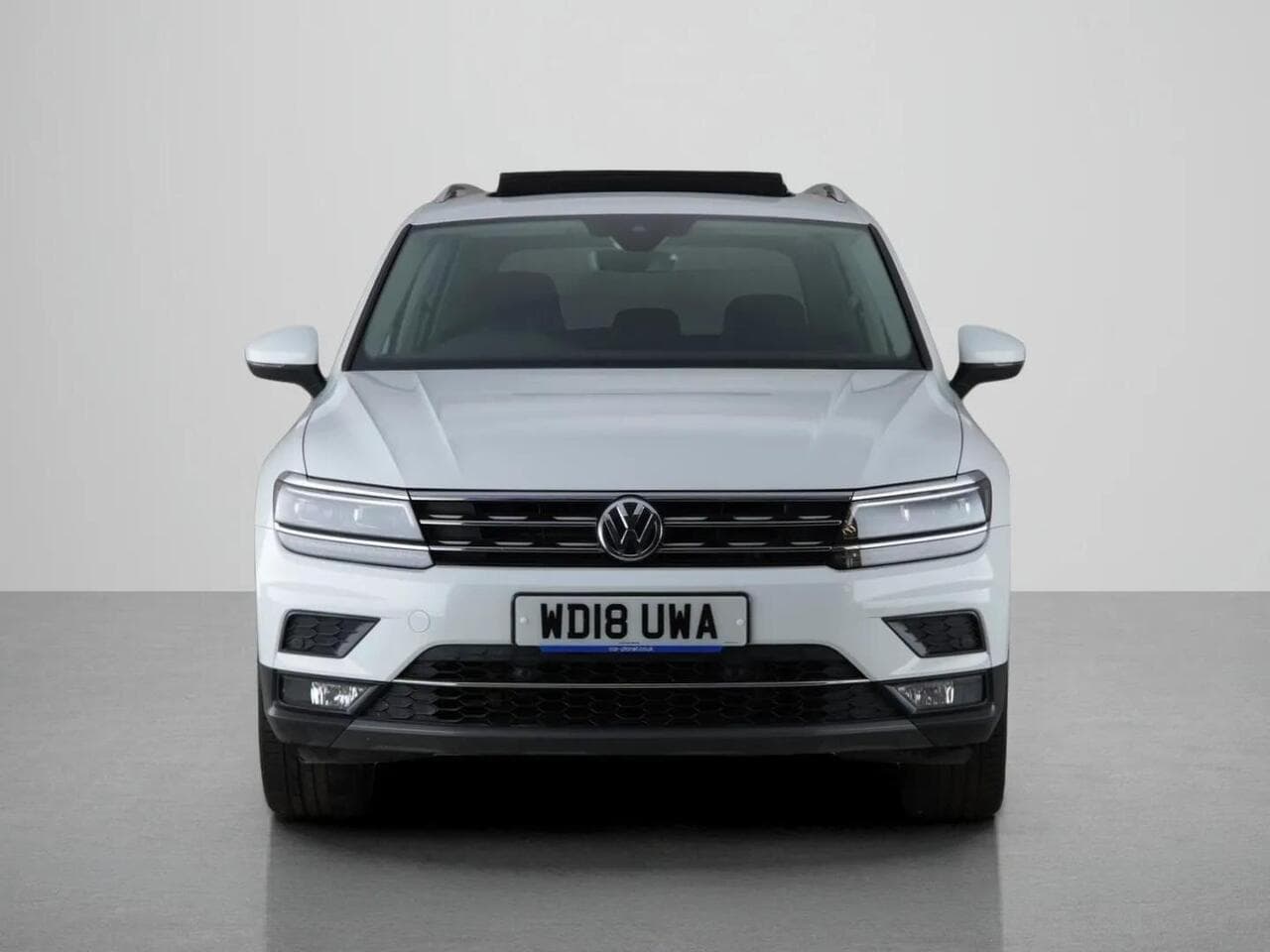 Volkswagen Tiguan thumbnail Front