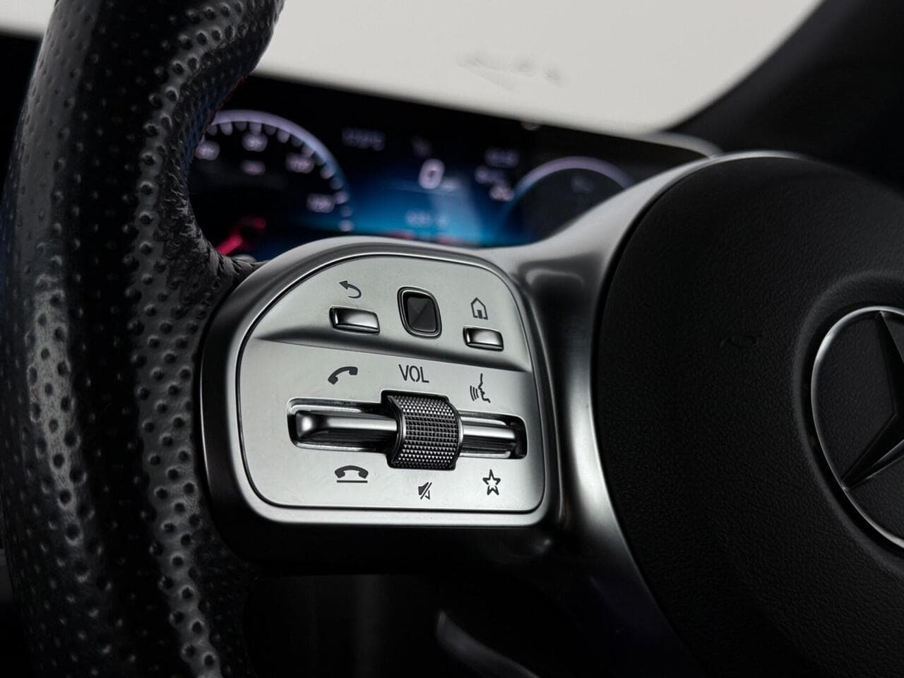 Mercedes-Benz GLB thumbnail Misc Controls