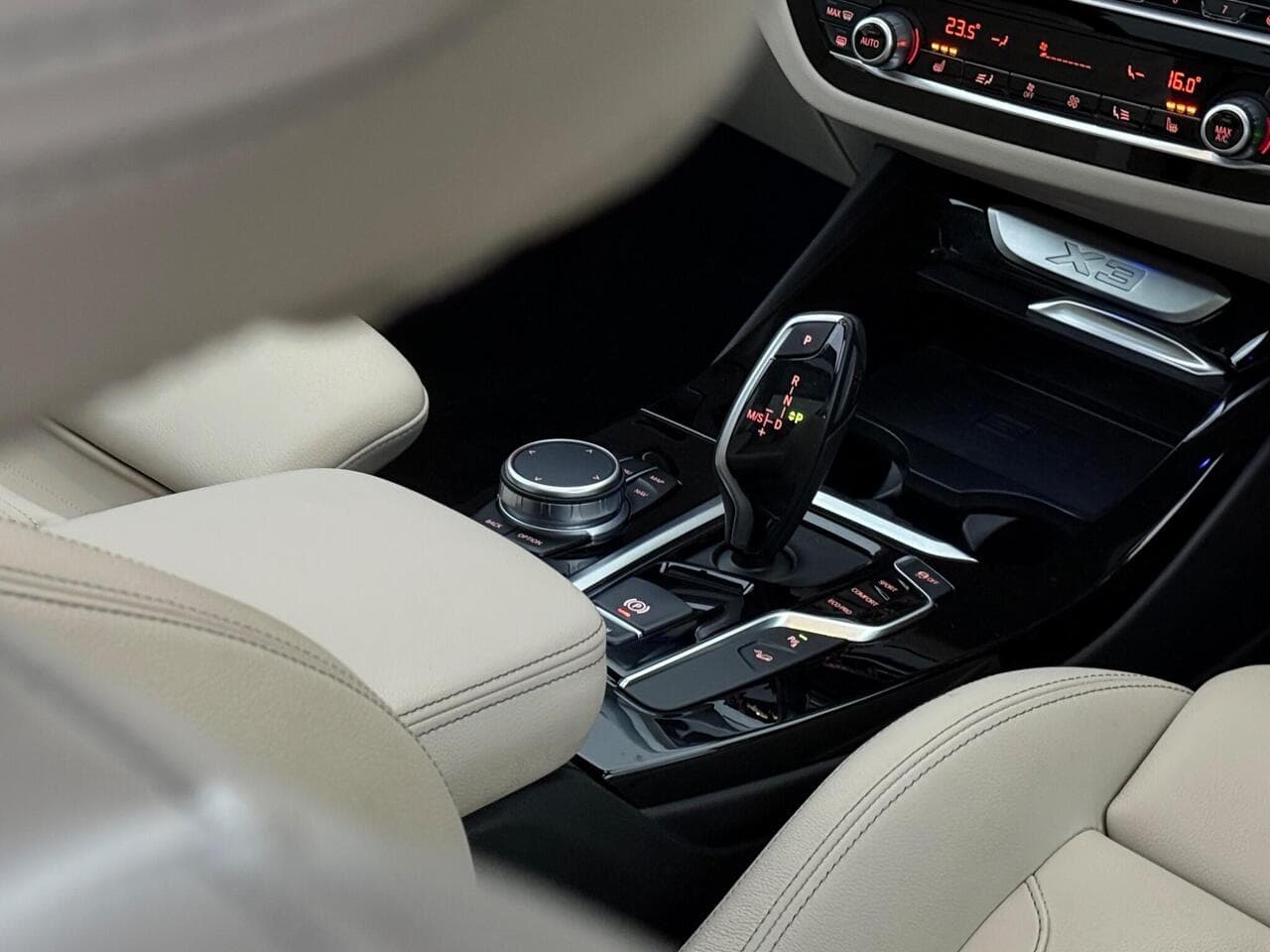 BMW X3 thumbnail Interior Front