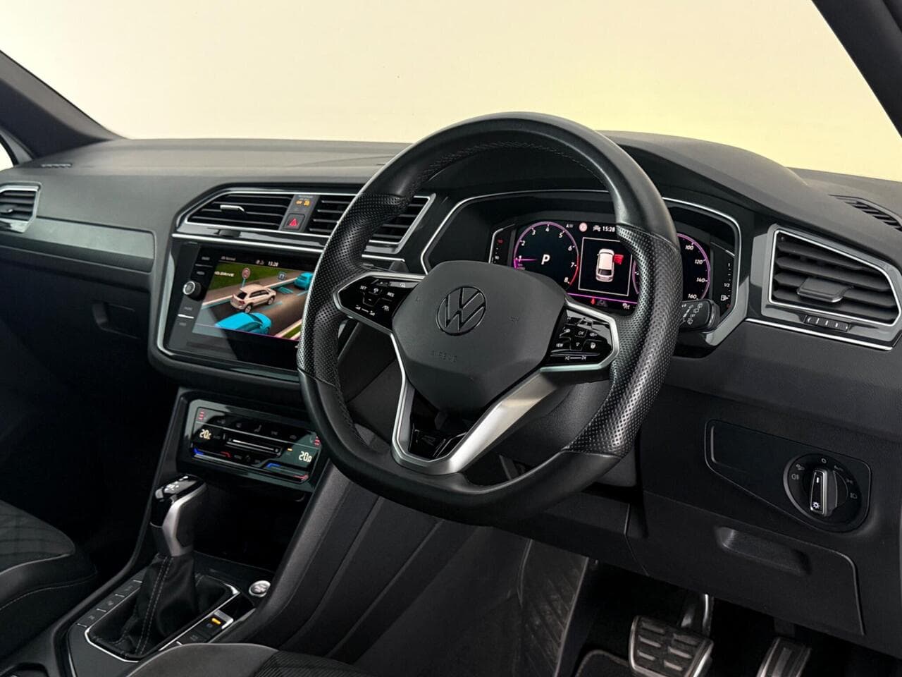 Volkswagen Tiguan thumbnail Interior Front