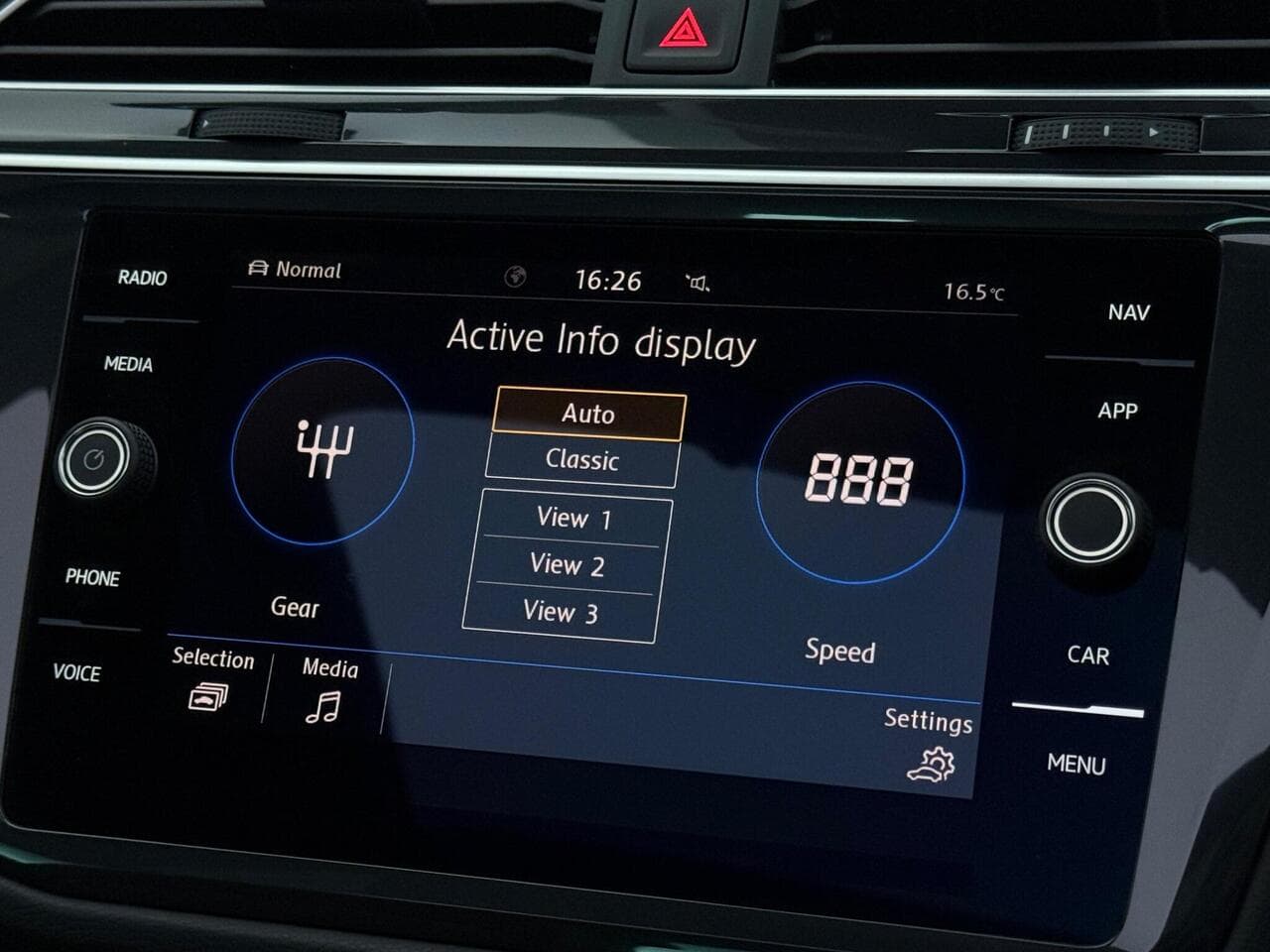 Volkswagen Tiguan thumbnail Infotainment System