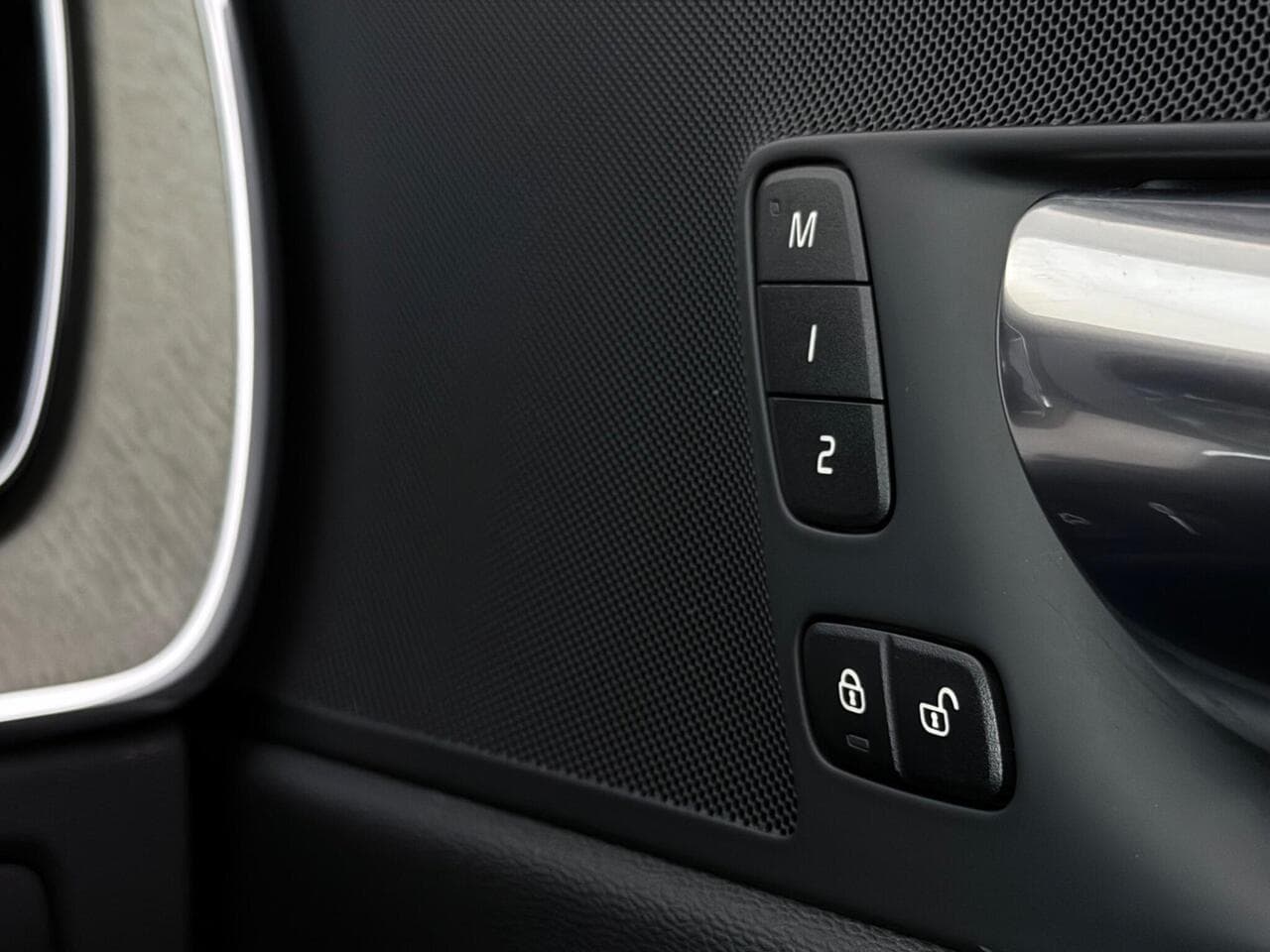 Volvo XC60 thumbnail Misc Controls