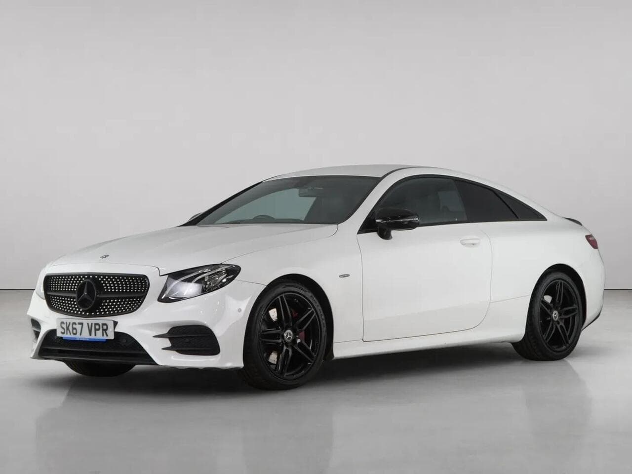 Mercedes-Benz E Class thumbnail Front Left