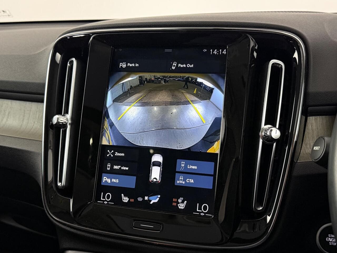 Volvo XC40 thumbnail Infotainment System