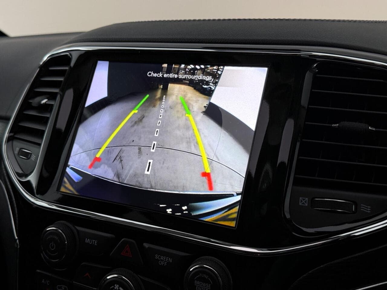 Jeep Grand Cherokee thumbnail Infotainment System