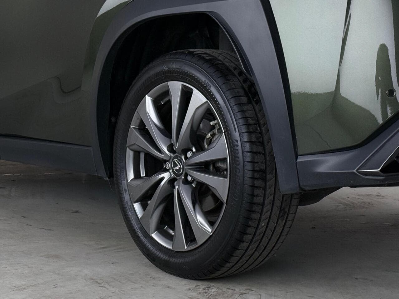 Lexus UX thumbnail Wheel