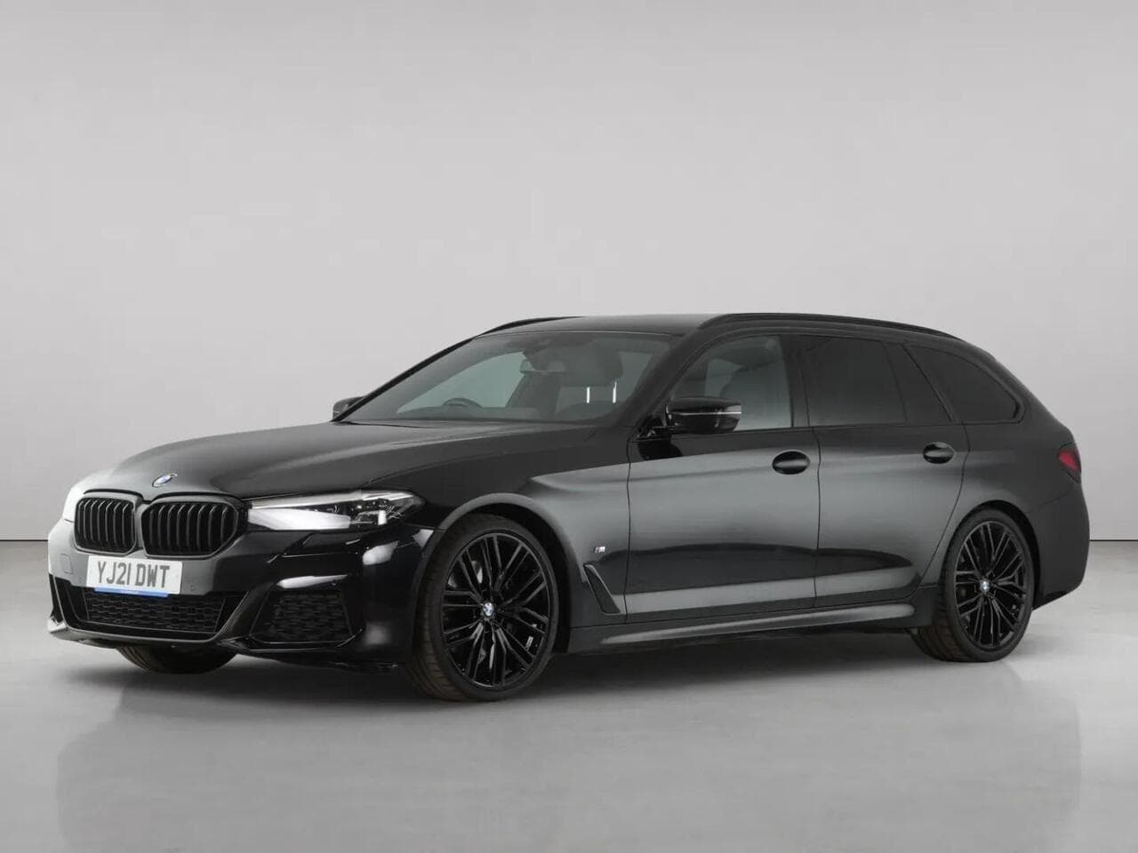 BMW 5 Series thumbnail Front Left
