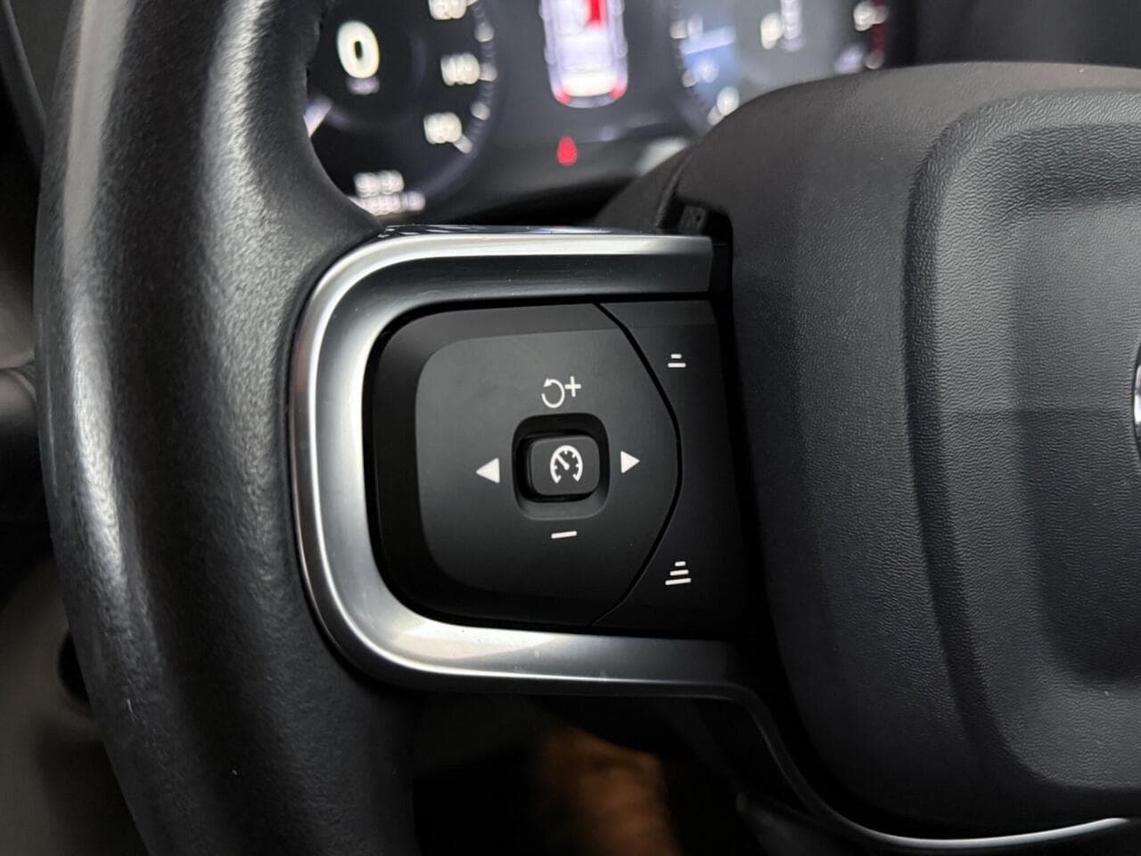 Volvo XC40 thumbnail Misc Controls