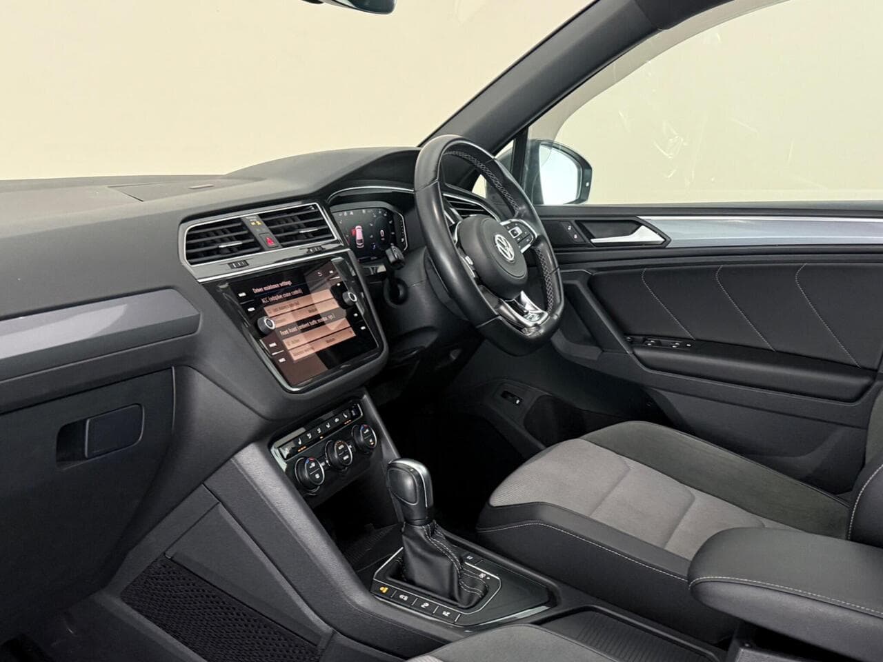 Volkswagen Tiguan thumbnail Interior Front