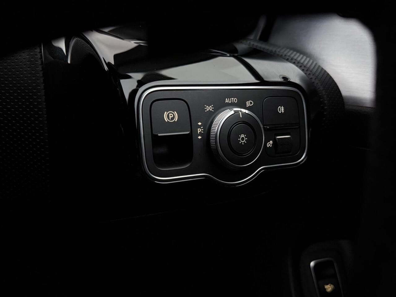 Mercedes-Benz CLA thumbnail Misc Controls