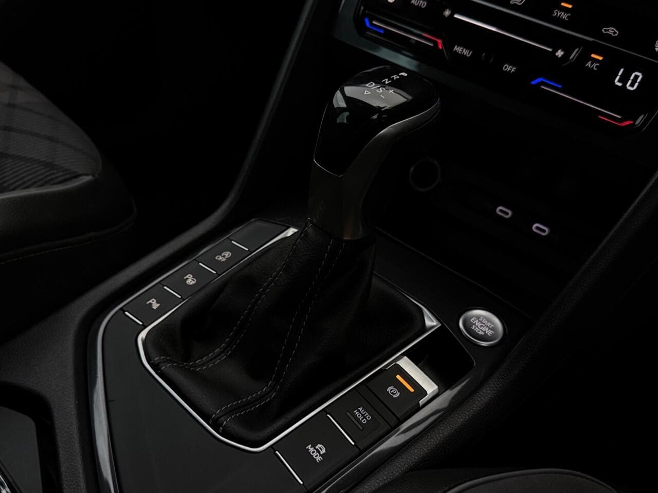 Volkswagen Tiguan thumbnail Interior Front