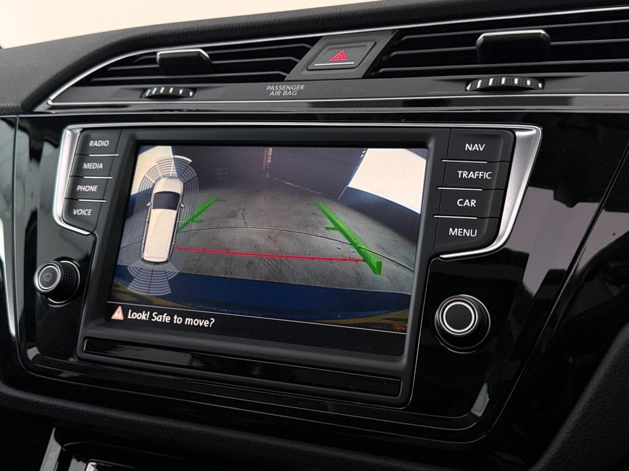 Volkswagen Touran thumbnail Infotainment System