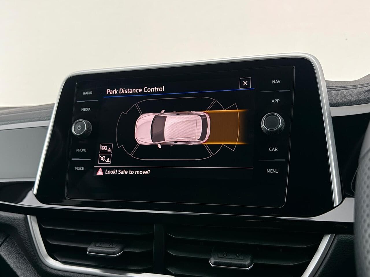 Volkswagen T-Roc thumbnail Infotainment System