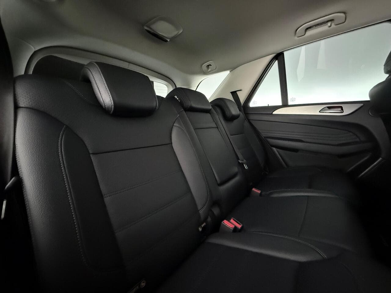 Mercedes-Benz GLE thumbnail Seats Rear