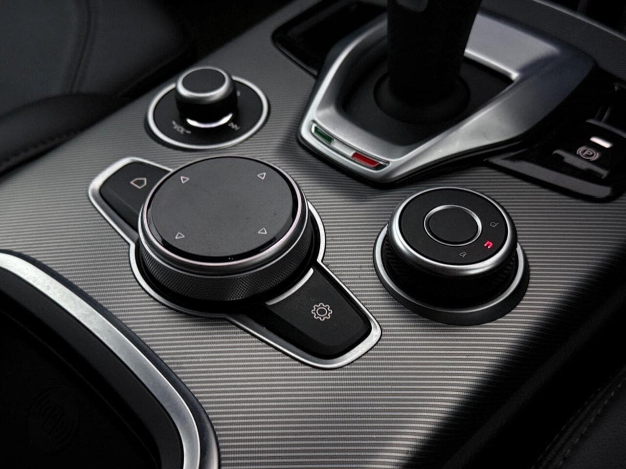 Alfa Romeo Stelvio thumbnail Misc Controls