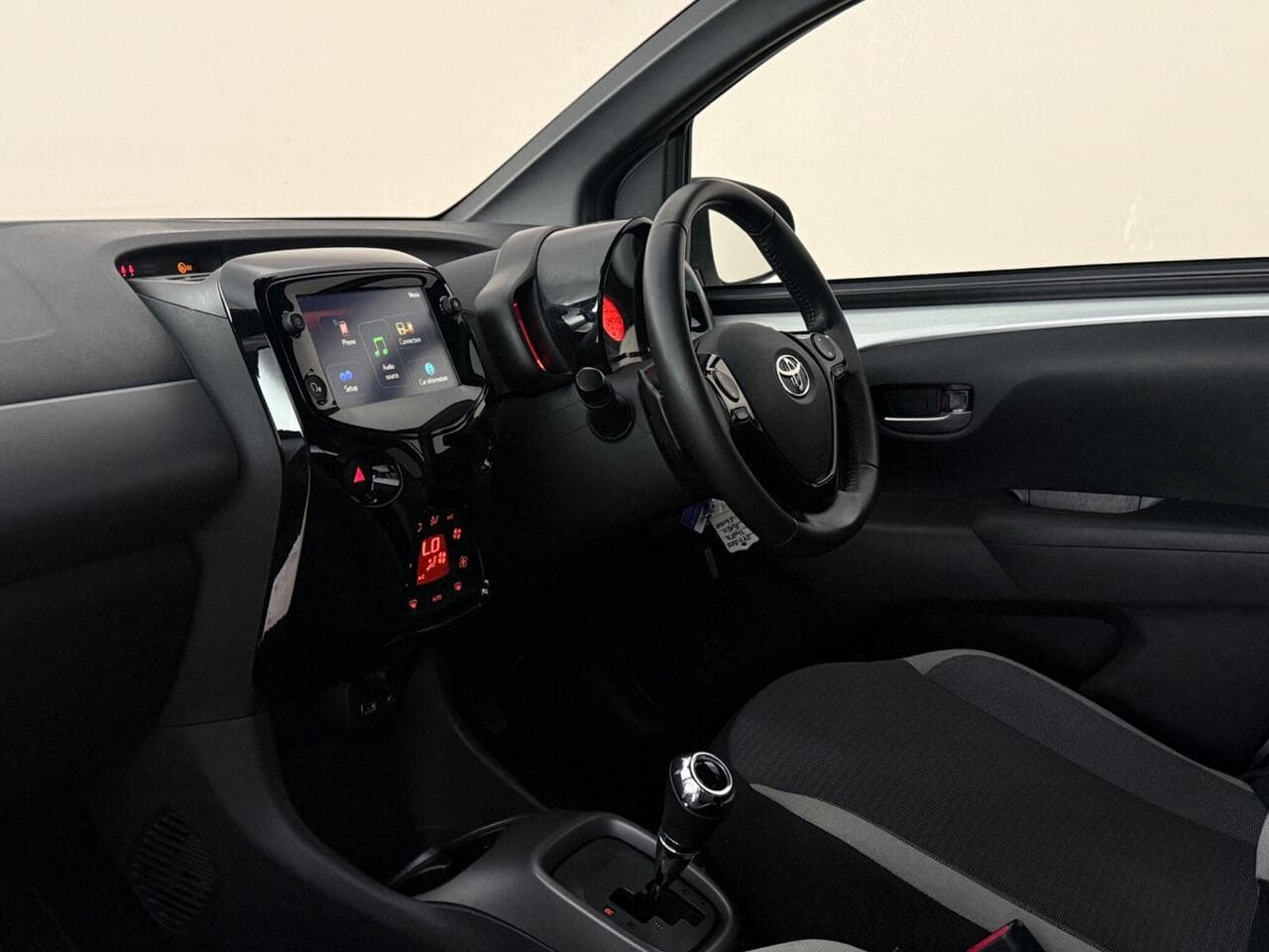 Toyota AYGO thumbnail Interior Front