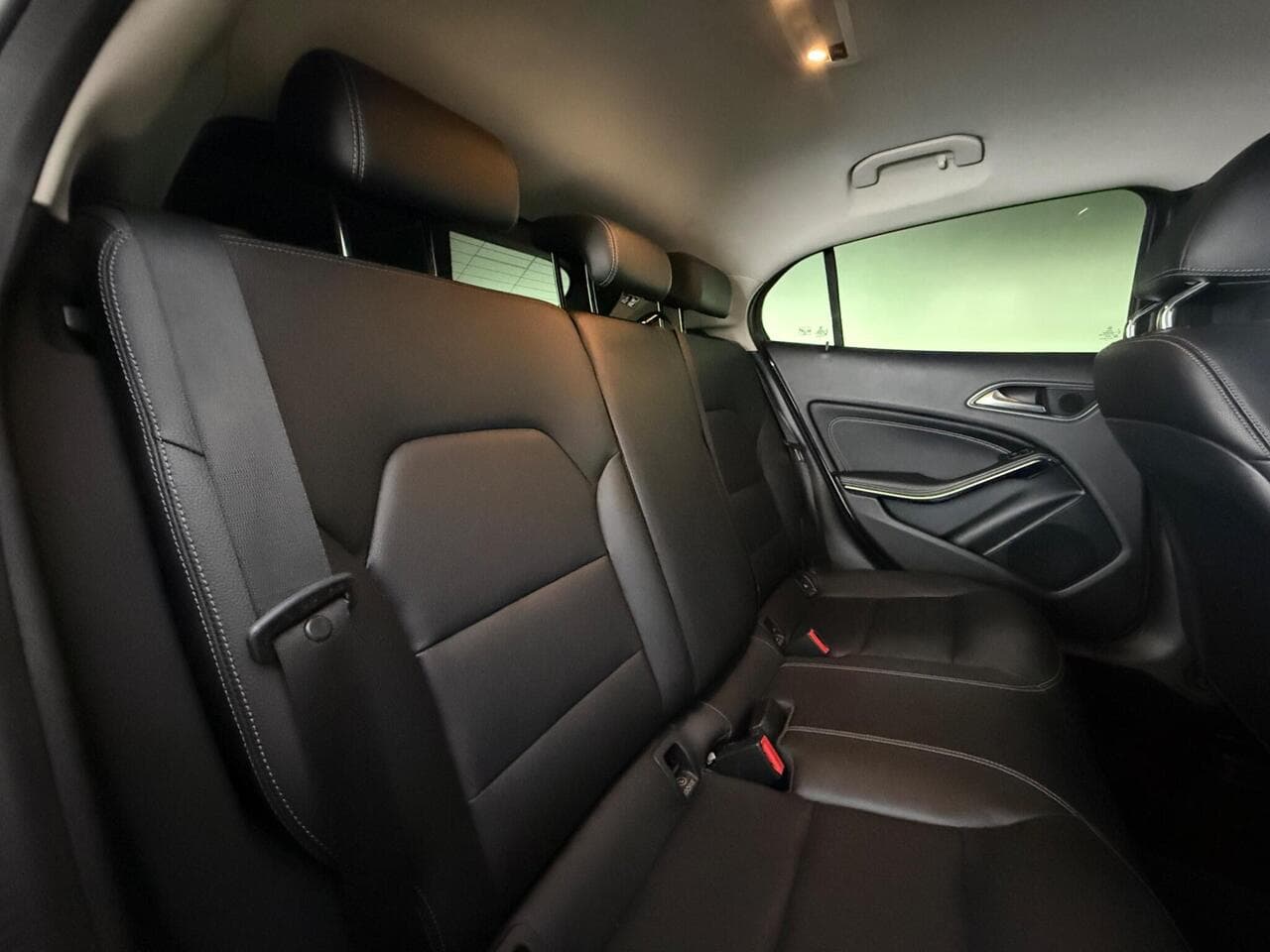 Mercedes-Benz GLA thumbnail Seats Rear