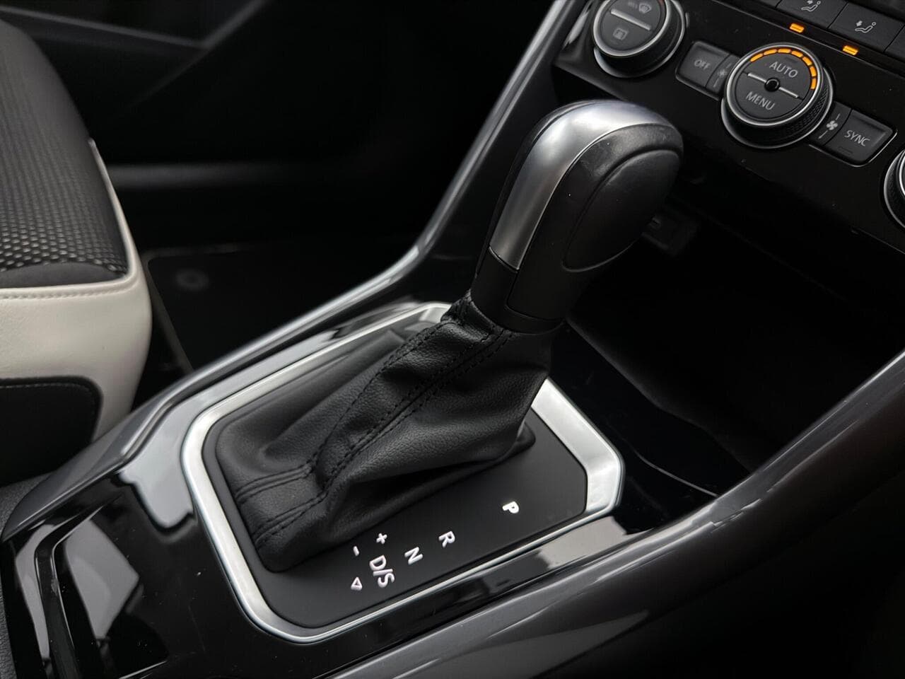 Volkswagen T-Roc thumbnail Interior Front