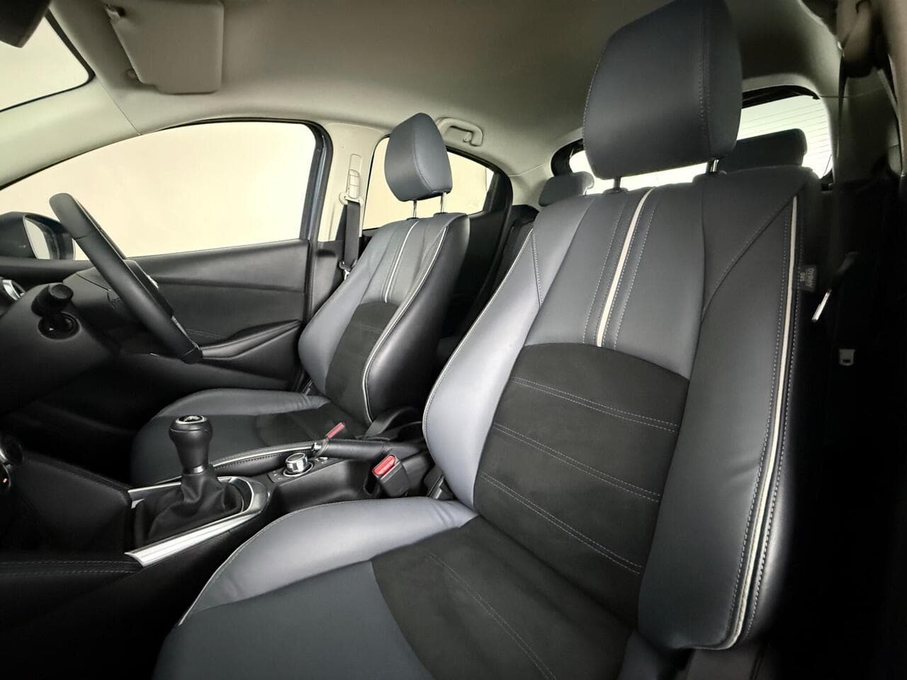 Mazda Mazda2 thumbnail Seat Front Passenger