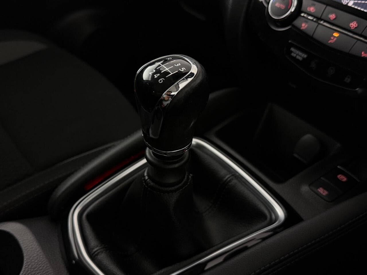 Nissan Qashqai thumbnail Interior Front
