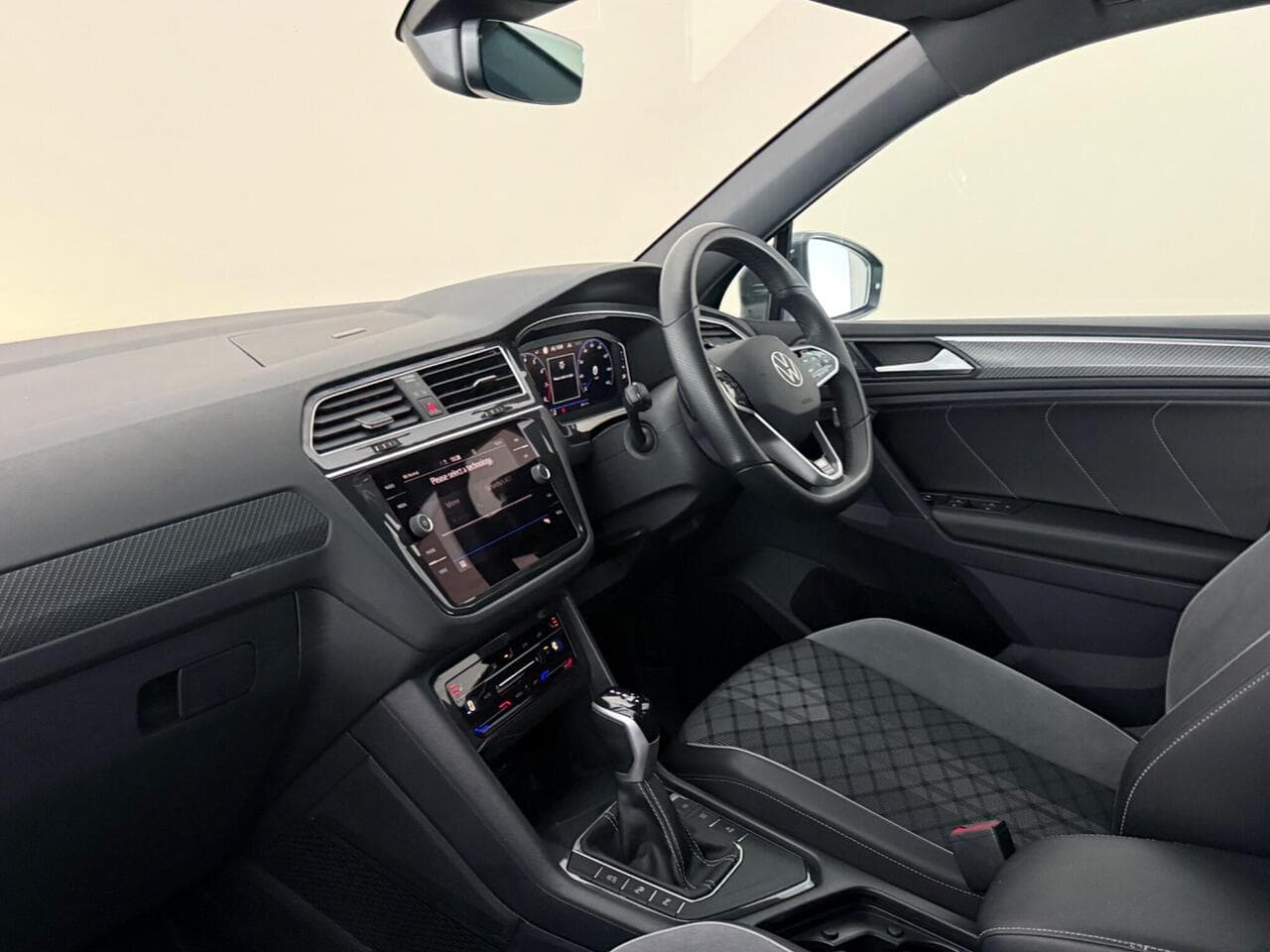 Volkswagen Tiguan thumbnail Interior Front