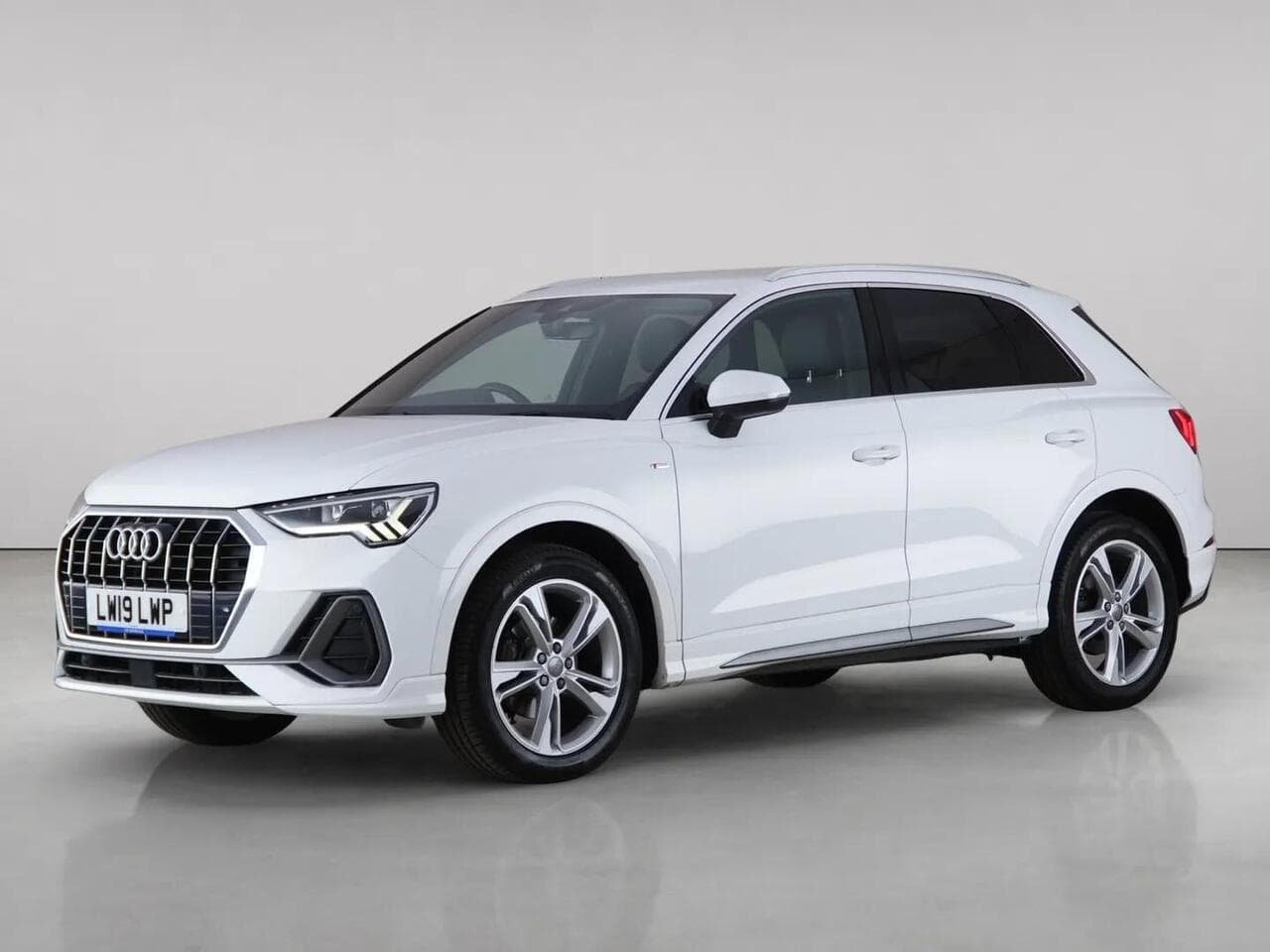 Audi Q3 thumbnail Front Left