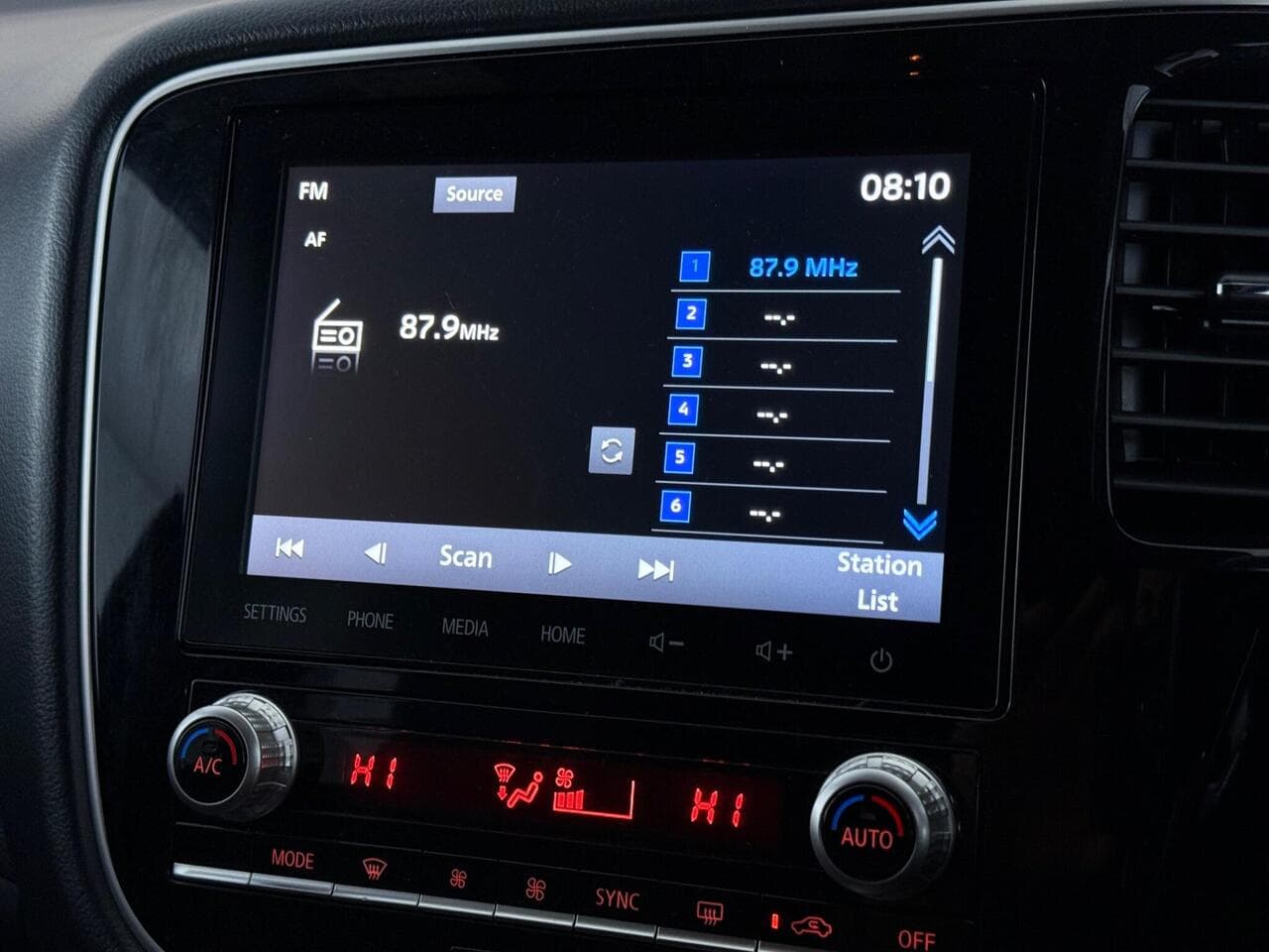 Mitsubishi Outlander thumbnail Infotainment System