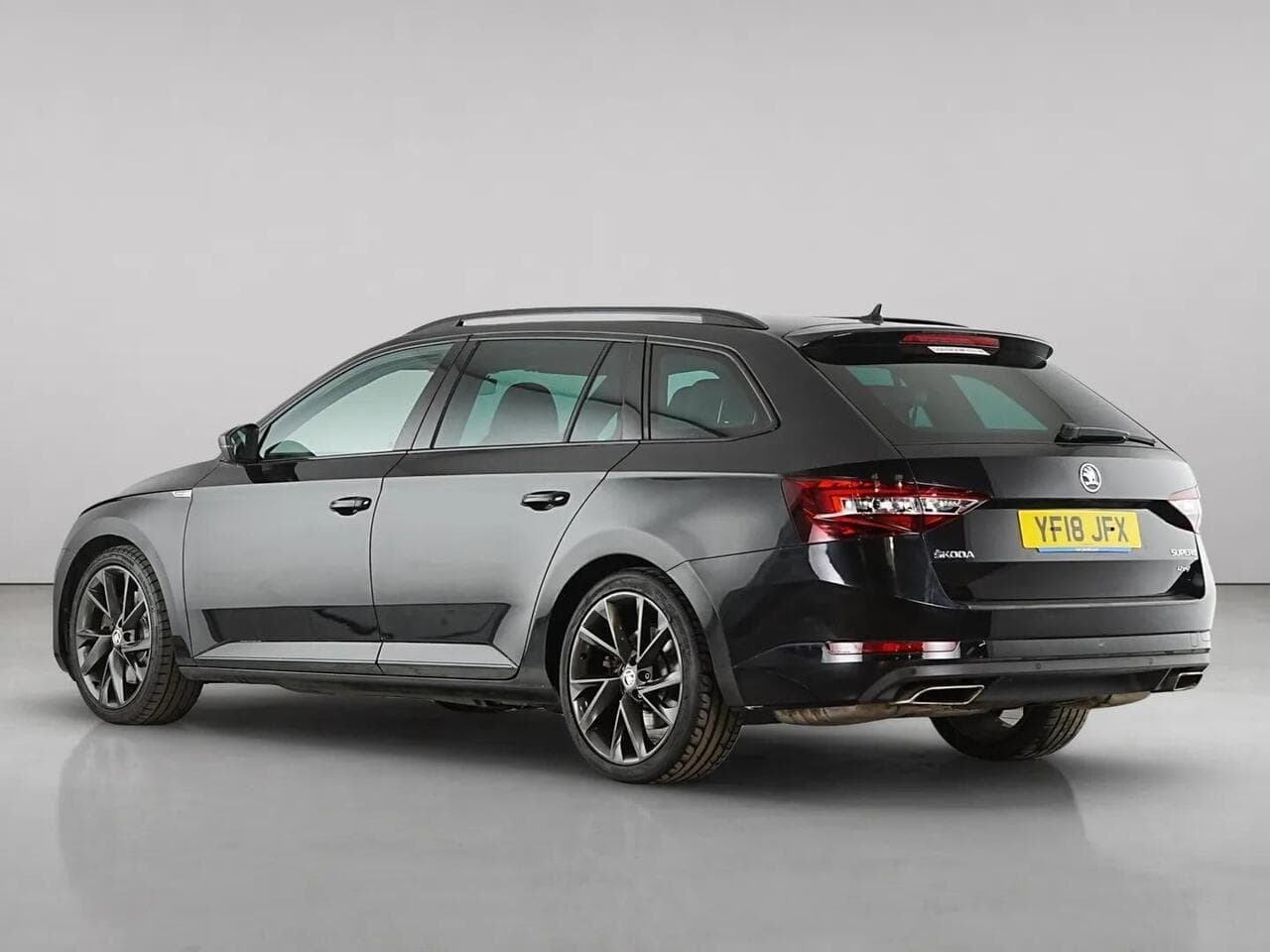 Skoda Superb thumbnail Rear Left