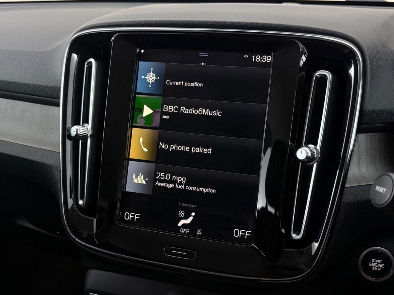 Volvo XC40 thumbnail Infotainment System
