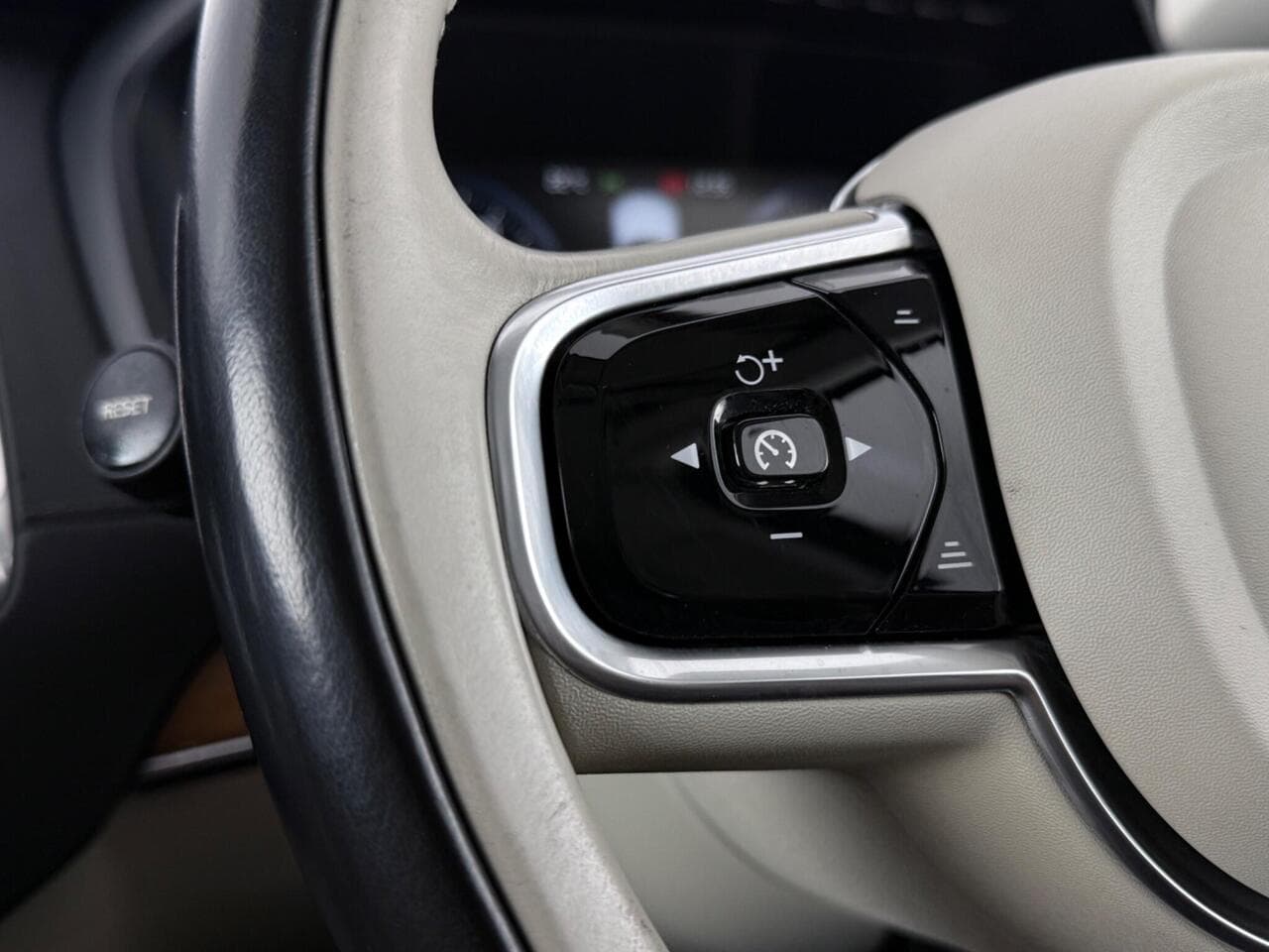 Volvo XC90 thumbnail Misc Controls