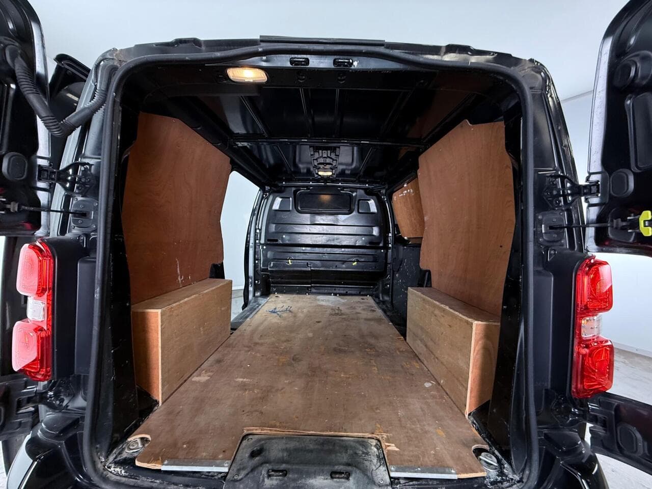 Vauxhall Vivaro thumbnail Cargo Space