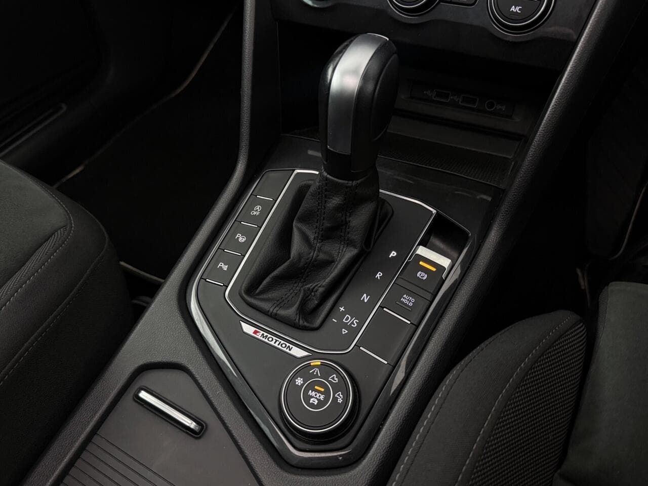 Volkswagen Tiguan thumbnail Interior Front