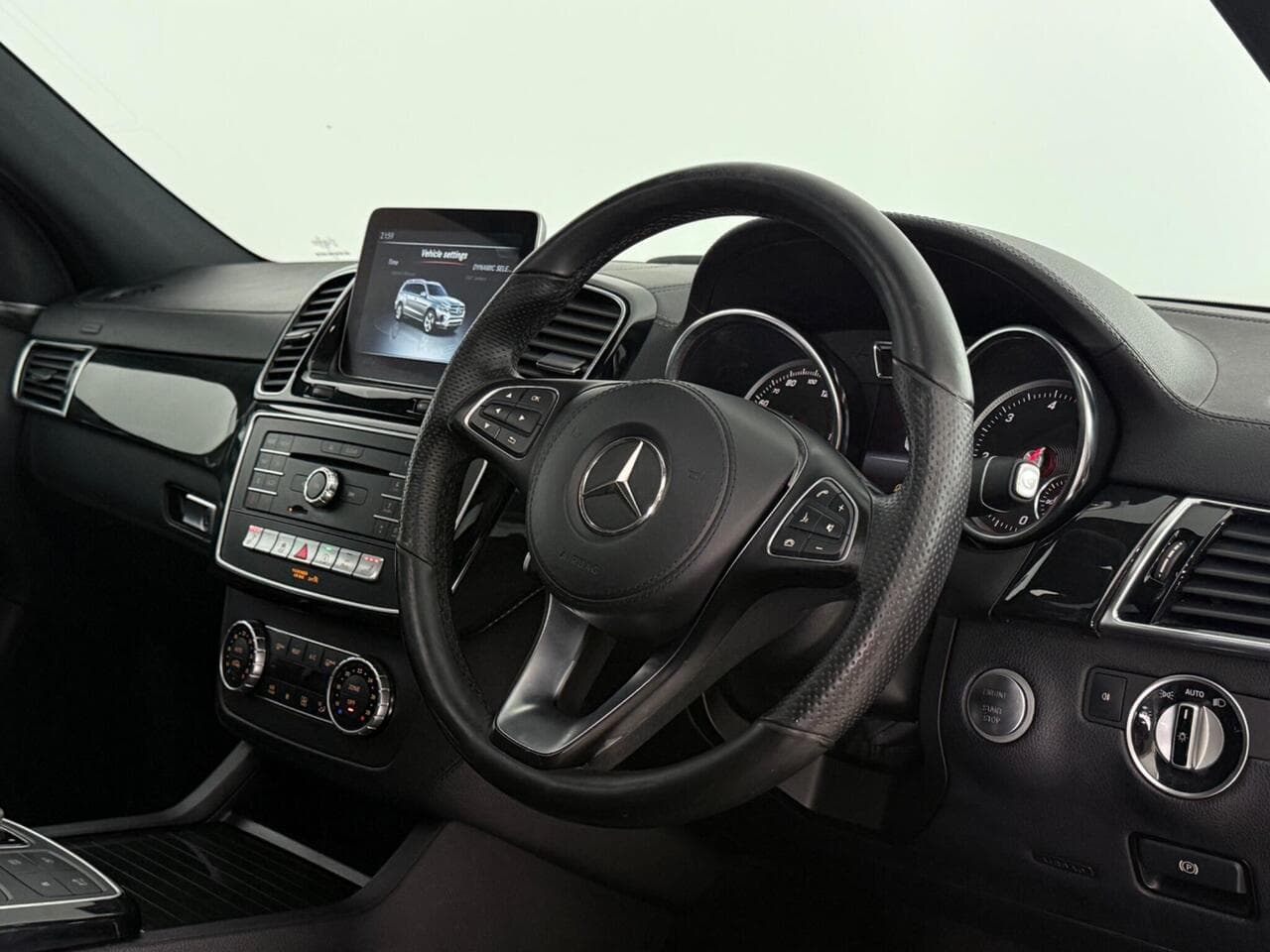 Mercedes-Benz GLS thumbnail Interior Front