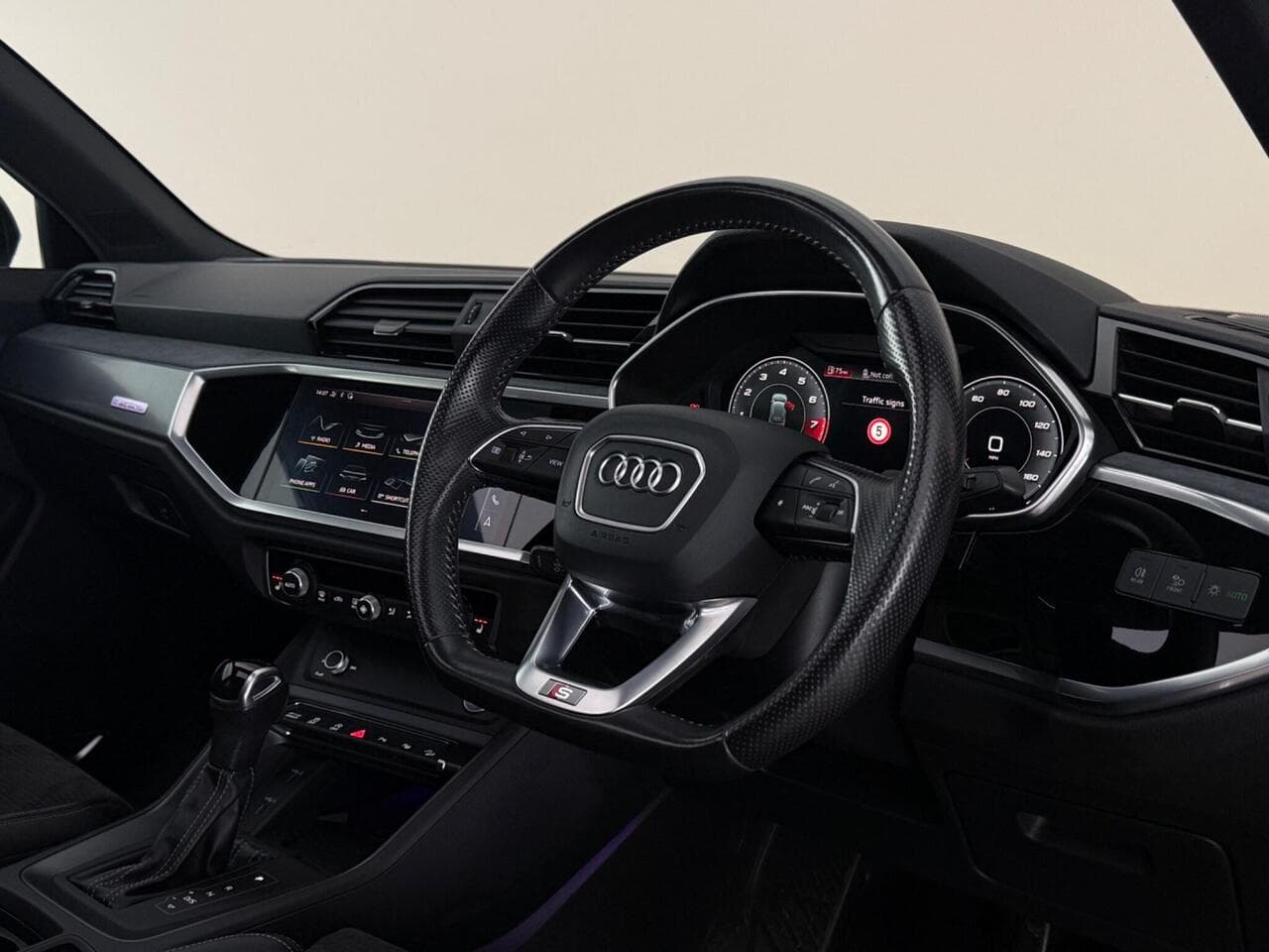 Audi Q3 thumbnail Interior Front