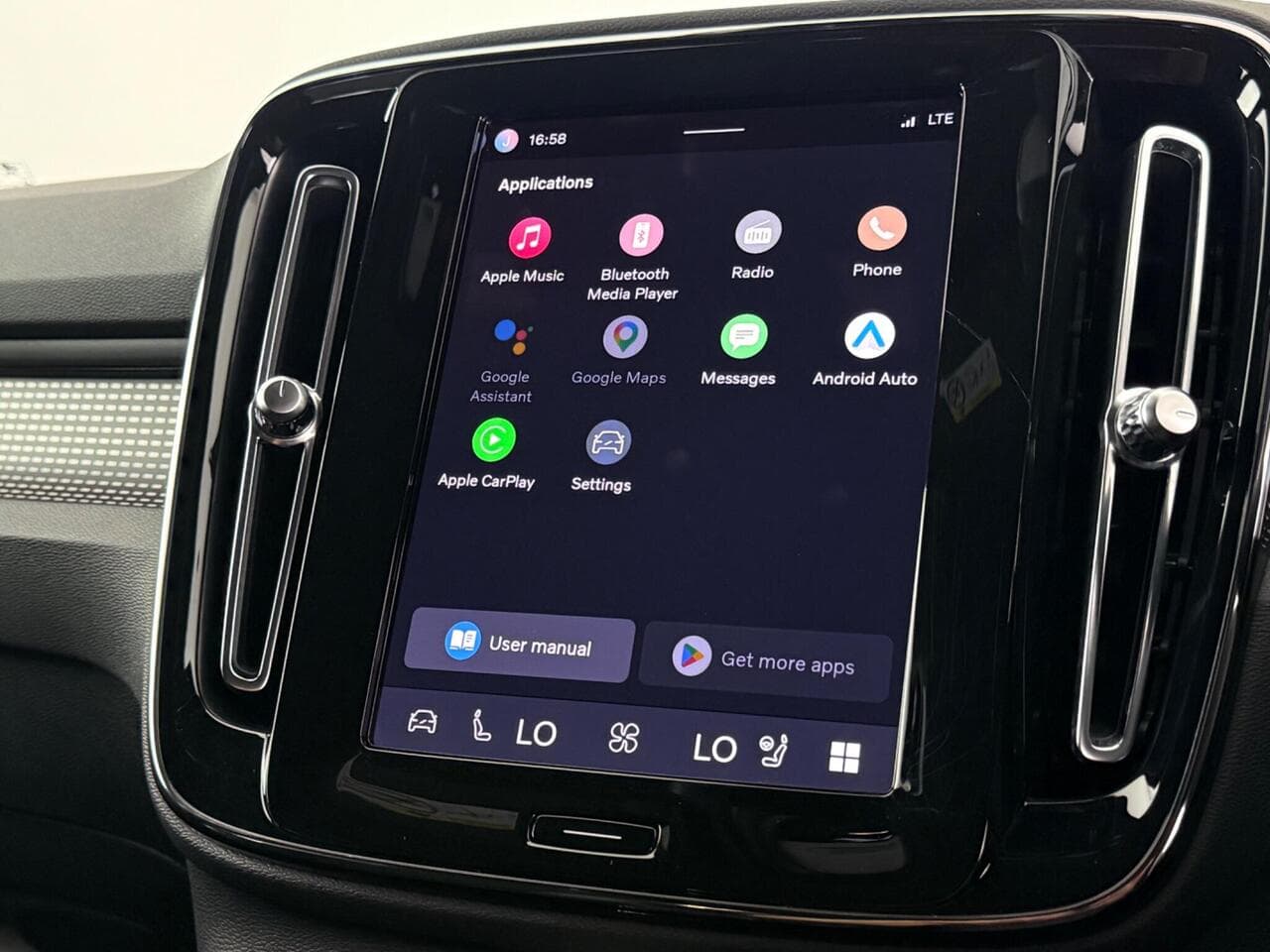 Volvo XC40 thumbnail Infotainment System