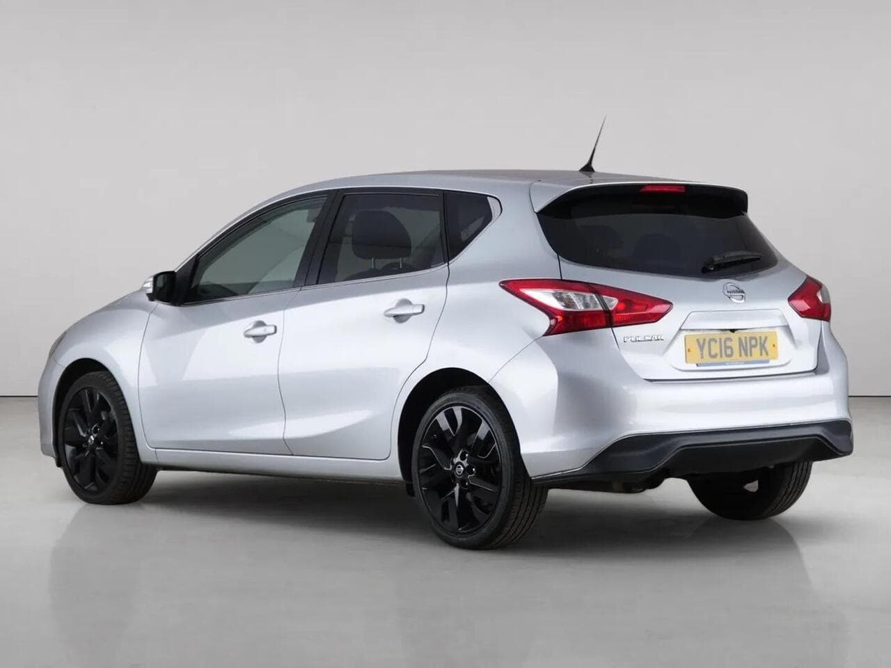 Nissan Pulsar thumbnail Rear Left